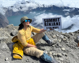 Usia 63 Tahun, Atiek CB Sukses Taklukkan Rinjani