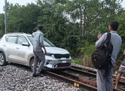 Wanita Ini Kendarai Mobil di Atas Rel Kereta Api Sejauh 8 Km