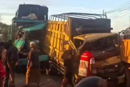 Gara-Gara Parkir Liar, Dua Sopir Truk Terjepit Dalam Kabin