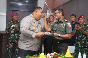 Hadiah HUT Bhayangkara ke-79, TNI Beri Kejutan Tumpeng pada Kapolres Pasuruan