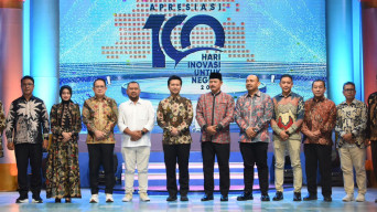 Mbak Wali Raih Penghargaan Kepala Daerah Inovatif