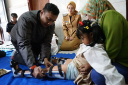 Wali Kota Kediri Serahkan Bantuan Alat Bantu Mobilitas dan Bantuan Biaya Hidup