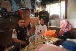 Mbak Wali Berikan Bantuan Korban Rumah Kebakaran