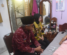 Bukti Kepedulian Terhadap Jajarannya, Mbak Wali dan Gus Qowim Jenguk Lurah Bawang