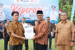 Serahkan Sertipikat Badan Hukum Koperasi, Gus Qowim: Bagian Penting Dalam Perekonomian