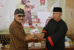 Edukasi Masyarakat Soal Rokok Ilegal, Kominfo Ponorogo Sambangi Desa