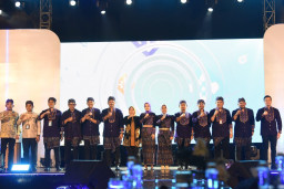 Kepala Daerah dan Ketua TP PKK Komwil IV APEKSI Bangga Kenakan Pakaian Khas Kota Kediri