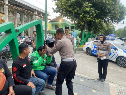 Operasi Patuh Semeru 2025, Polres Ponorogo Bagikan Helm Gratis kepada Pengemudi Ojol