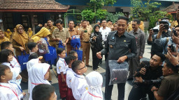 Wali Kota Malang Bagikan Seragam Gratis untuk Siswa Baru SD dan SMP Negeri