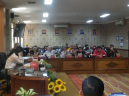 Pedagang Pasar Tradisional Kota Madiun Protes SP Massal, Minta Pembinaan Bukan Ancaman
