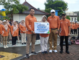 Peringatan Harganas ke-32, BPJS Ketenagakerjaan Santuni Kader KB Desa Ponorogo