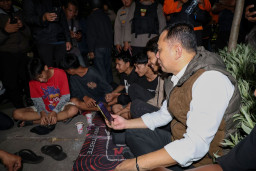 Momen Unik Wali Kota Surabaya Video Call Orang Tua Anak Saat Sweeping Jam Malam