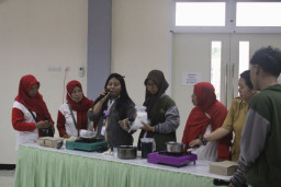 KSH Kelurahan Bulak Banteng Belajar Olah Jelantah Jadi Lilin Aromaterapi