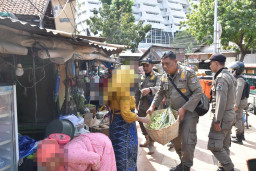 Satpol PP Surabaya Tertibkan PKL di Trotoar Pasar Keputran, Dorong Ketertiban dan Kepatuhan