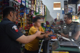Satpol PP dan Bea Cukai Sidoarjo Sita Puluhan Bungkus Rokok Ilegal di Surabaya Timur