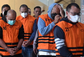 Istimewanya Tersangka Korupsi, Bisa Pakai Masker dan Penutup Kepala