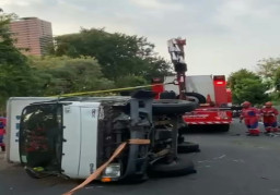 Oleng, Hantam Pembatas, Truk Boks Terguling di Jalan Ahmad Yani Surabaya