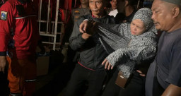 Kaget Dengar Kiosnya Hangus Terbakar, Ibu Nekat Cari Anak Terobos Kebakaran Taman Puring