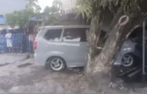 Pengemudi Diduga Mabuk, Avanza Tabrak Dua Toko di Jalan Pramuka 