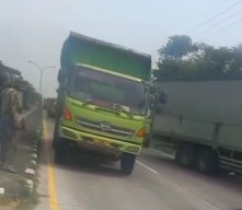 Pemotor Tewas Tabrak Truk Putar Balik di Jalur Poros Lamongan-Babat