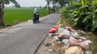 Gegara TPST Tak Berfungsi, Sampah Keleleran di Pinggir Jalan Sidoarjo