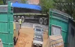 Kontainer Hantam Pohon Depan Sekolah,  9 Siswa dan PKL Tertimpa