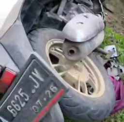 Tabrakan dengan Ambulans, Pemotor dan Penumpang Tewas