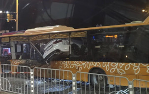 Pengemudi Baru Dapat SIM, Audi Nyantol di Bus