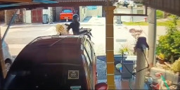 Mau Bakar Mobil Orang, Pria Ini Ikut Terbakar