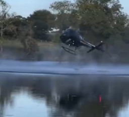 Helikopter Pemadam Kebakaran Jatuh di Danau