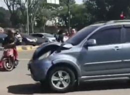 Lawan Arah, Pengendara Motor Ditabrak Mobil hingga Kejang