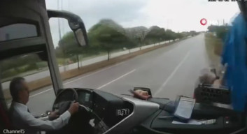 Bus Tabrak Truk Berhenti, 2 Meninggal