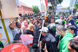Temui Masyarakat di Depan Gedung Negara Grahadi, Gubernur Khofifah Dengarkan Aspirasi Masyarakat