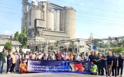 Pemilik Toko Bangunan Antusias Lihat Proses Produksi Semen Dynamix di Narogong