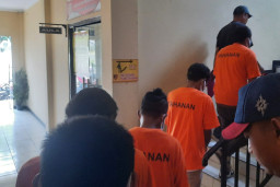 Tarik Motor Pengemudi Ojol Secara Paksa, 4 Debt Collector di Depok Diringkus Polisi