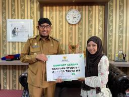 Bupati Fauzi Salurkan Beasiswa untuk Mahasiswa, Tegaskan Komitmen pada Pendidikan