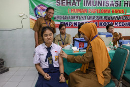 Kejar Capaian Vaksinasi HPV, Dinkes Lakukan Jemput Bola ke Seluruh SMP di Kota Kediri