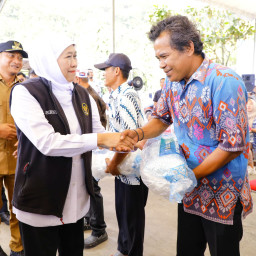 Gubernur Khofifah Serahkan Bantuan Khusus Bagi Nelayan Pacitan
