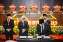 Gubernur Khofifah dan DPRD Jatim Sepakati Nota KUA-PPAS Perubahan APBD 2025