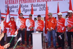Bagikan 15 Ribu Bendera, Warga Padang Diimbau Kibarkan Bendera Merah Putih