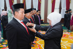 Gubernur Khofifah Sematkan Satyalancana Karya Satya kepada 600 ASN Pemprov Jatim