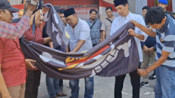 Sebuah Komunitas di Lamongan Bakar Bendera One Piece, Sempat Berkibar di Wilayah Pucuk