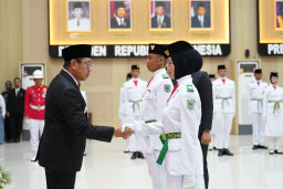 Wali Kota Batu Mengukuhkan 76 Paskibraka Jelang HUT RI ke-80