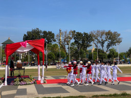 Kenakan Selendang Palestina, Bupati Jember Beri Pesan Damai saat Upacara HUT RI ke-80