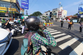 Momen 80 Tahun Kemerdekaan, Pengendara di Depok Serentak Berhenti Hormati Proklamasi