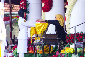 Ribuan Masyarakat Antusias dan Khidmat Ikuti Upacara HUT ke-80 RI di Grahadi Bersama Gubernur Khofifah