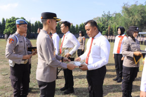 Kapolres Madiun Beri Penghargaan Personel Berprestasi, Ungkap Kasus Narkoba 1 Kg