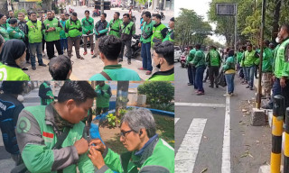 Puluhan OJOL di Lamongan Bagi Pita dan Doa Bersama Untuk Affan Kurniawan