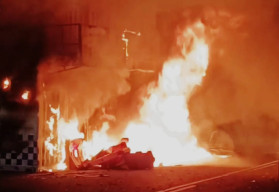 Pos Polisi di Depan Taman Bungkul Surabaya, juga Dibakar Demonstran