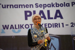 Turnamen Sepak Bola Wanita Piala Wali Kota Kediri I-2025, Mbak Wali: Komitmen Dukung Atlet